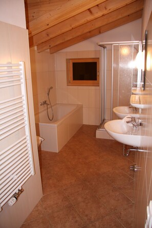 Apartment (excl. cleaning fee, Top 8) | Bathroom | Towels, toilet paper - Appartements Fürstalm Alpendorf (Gerlos)