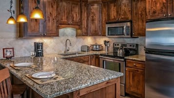 Een koelkast, een magnetron, een oven, een kookplaat