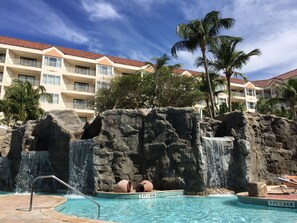 حمّام سباحة خارجي، حمّام سباحة مُدفَّأ