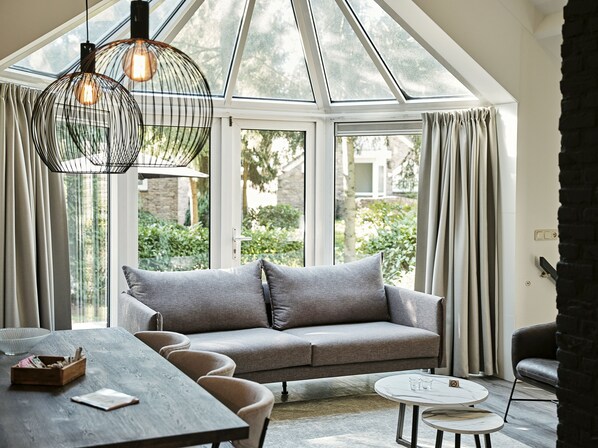 25-inch flat-screen TV with cable channels, TV, fireplace