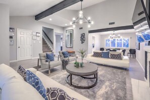 Televisión, chimenea, videojuegos y estéreo 