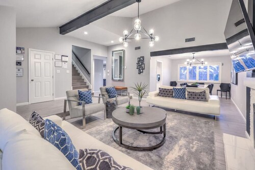 Sunset Swim - Luxury Vegas Pool Oasis w Hot Tub & BBQ