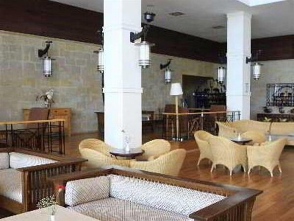 A spacious lobby with high ceilings, large windows, and a mix of seating areas including sofas and chairs. - Pegasos World Side (Manavgat)