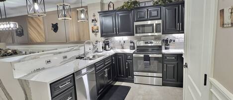 Frigorífico, microondas, horno y placa de cocina