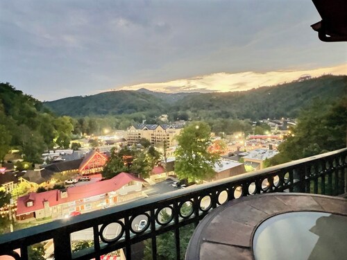 Luxury Penthouse with Breathtaking Mtn views, 2 Balconies, Downtown Gatlinburg!