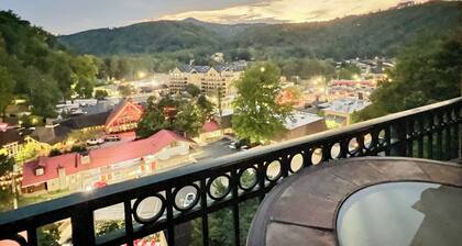 Luxury Penthouse with Breathtaking Mtn views, 2 Balconies, Downtown Gatlinburg!