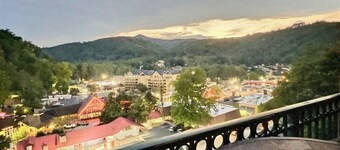 Luxury Penthouse with Breathtaking Mtn views, 2 Balconies, Downtown Gatlinburg!