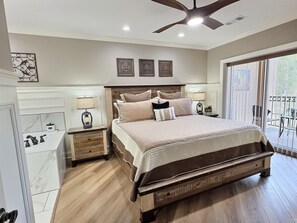 2 bedrooms, iron/ironing board, free WiFi, bed sheets - UPDATED Penthouse with Breathtaking Mtn views, 2 Balconies, Downtown Gatlinburg! (Gatlinburg)