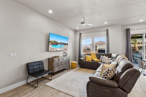 Fernseher, Kamin, Hulu, Tischtennisplatte