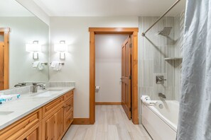 Duschwanne, Handtücher, Toilettenpapier