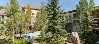 Privater Balcony w/ Courtyard and Mountain Views, Close to Gondola & Shops!