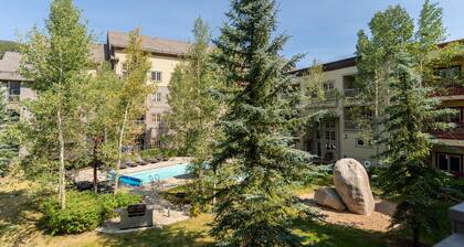 Privater Balcony w/ Courtyard and Mountain Views, Close to Gondola & Shops!