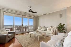 Smart TV, fireplace, stereo - Luxury Beachfront property with a gorgeous view. (Jacksonville Beach)