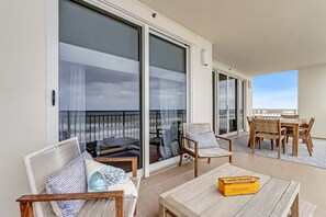 Outdoor dining - Luxury Beachfront property with a gorgeous view. (Jacksonville Beach)