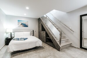 4 bedrooms, in-room safe, desk, iron/ironing board