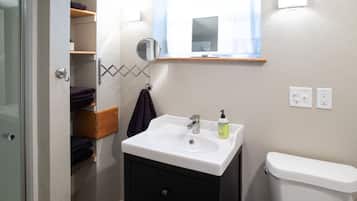 Regadera, secadora de cabello, toallas, jabón