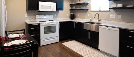 Private kitchen | Fridge, microwave, oven, stovetop