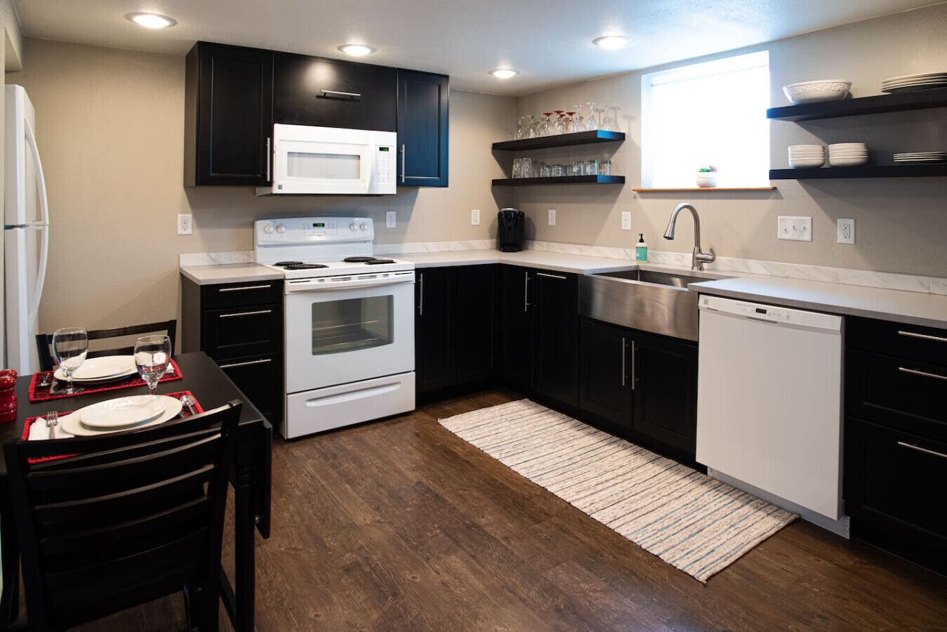 Kjøleskap, mikrobølgeovn, ovn og kokeplater