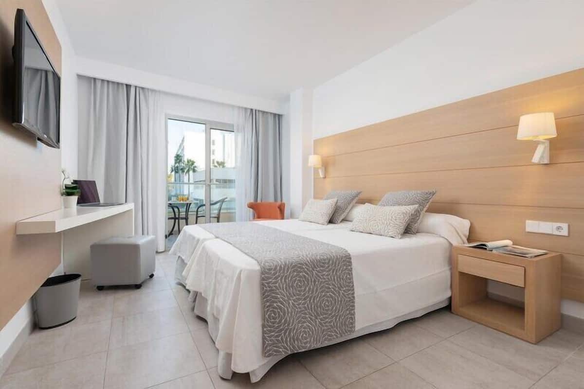 Double Room, Balcony, City View | Minibar, in-room safe, WiFi (free), bed sheets