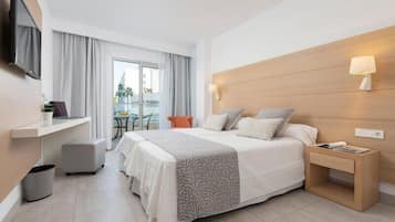 Doppelzimmer, Balkon, Stadtblick | Minibar, Zimmersafe, kostenloses WLAN, Bettwäsche