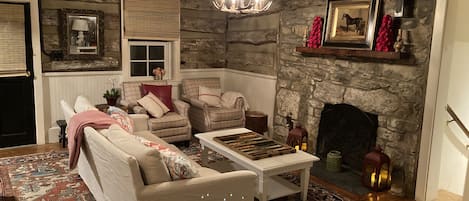 Smart-TV, Kamin, DVD-Player, Bücher