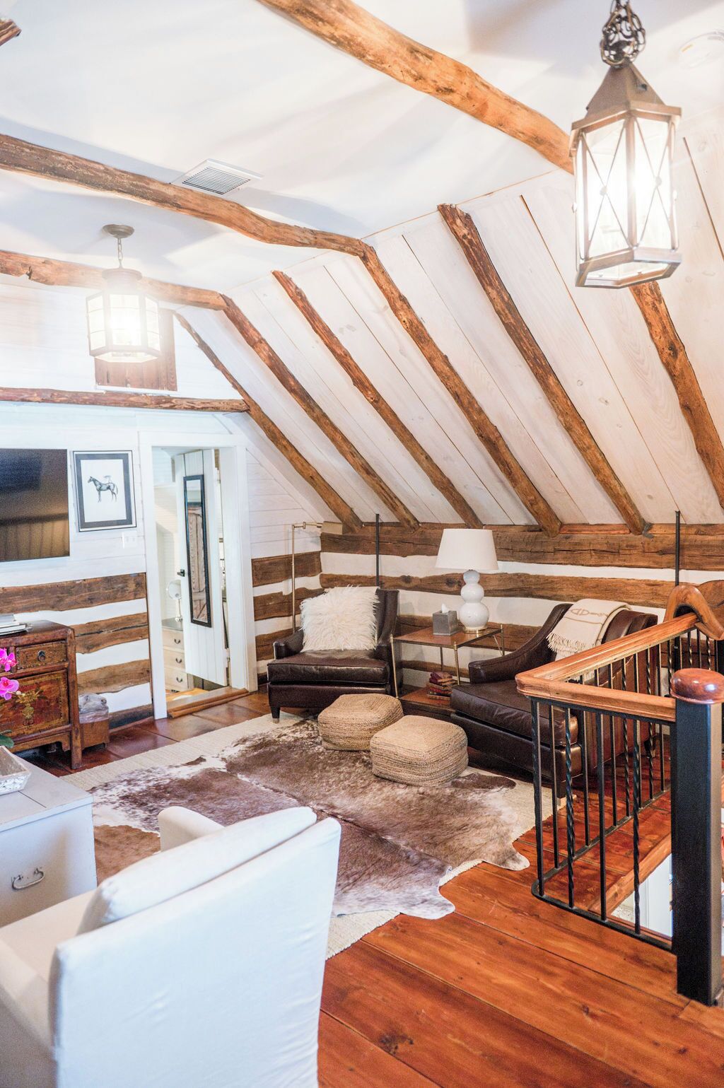 Smart TV, chimenea, reproductor de DVD y libros 