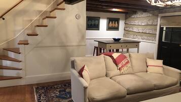 Smart TV, fireplace, DVD player, books