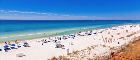 Na praia, espreguiçadeiras, toalhas de praia