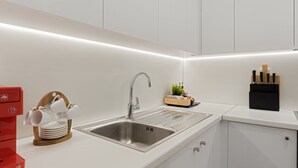Kaffetrakter/tekoker, kjøleskap, mikrobølgeovn og ovn