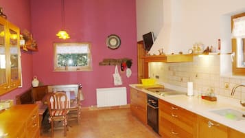 Een koelkast, een magnetron, een oven, een vaatwasser