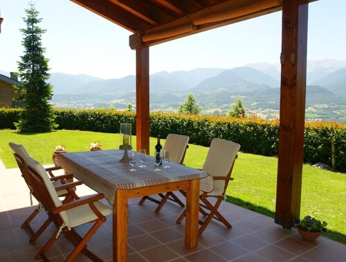 House 5 rooms 10 Pax, Fireplace, Garden, Cadí Views & Wi-Fi