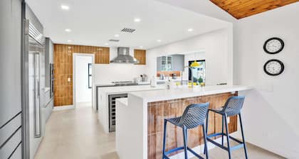 Villa by the Sea🌴 🌊 Luxury Coastal Retreat - 5 Minute walk to beach