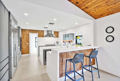 Villa by the Sea🌴 🌊 Luxury Coastal Retreat - 5 Minute walk to beach