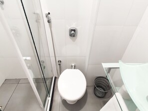 Comfort-Apartment | Badezimmer | Dusche, Handtücher, Seife, Toilettenpapier