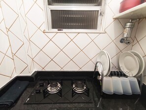 Lägenhet Comfort | Eget kök | Stort kylskåp, spishäll och grytor/köksredskap