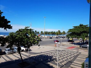Na praia, areia branca