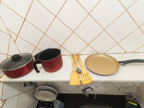 Apartamento conforto | Cozinha privada | Geladeira grande, cooktop, talheres/pratos/utensílios de cozinha