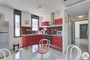 Réfrigérateur, micro-ondes, four, plaque de cuisson