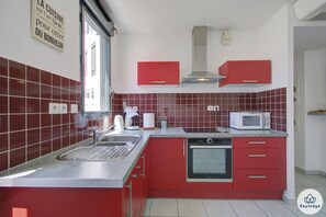 Frigorifero, microonde, forno, piano cottura