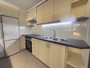 Een koelkast, een microgolfoven, een oven