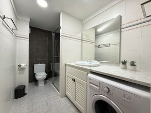 Een douche, handdoeken