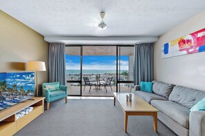 TV, Netflix, streaming services - Ocean View 14 King Bed WI-FI Pool & Spa (Airlie Beach)