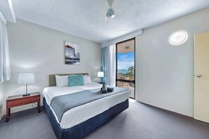 1 bedroom, iron/ironing board, WiFi, bed sheets - Ocean View 14 King Bed WI-FI Pool & Spa (Airlie Beach)