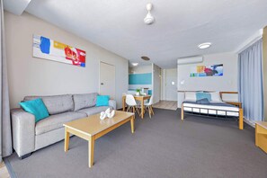 TV, Netflix, streaming services - Ocean View 14 King Bed WI-FI Pool & Spa (Airlie Beach)
