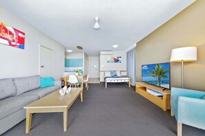 TV, Netflix, streaming services - Ocean View 14 King Bed WI-FI Pool & Spa (Airlie Beach)