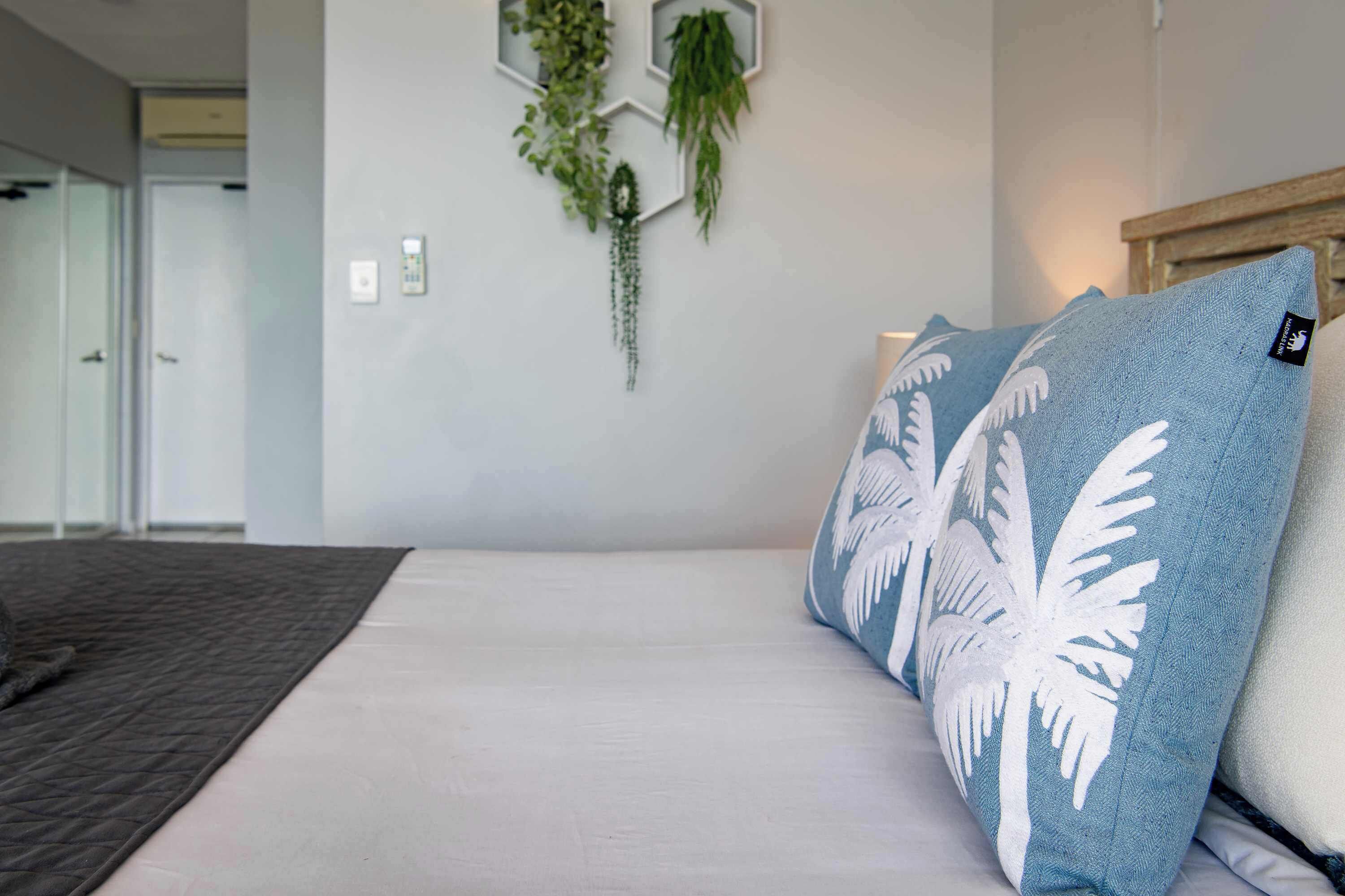 Silitysrauta/-lauta, Wi-Fi, vuodevaatteet