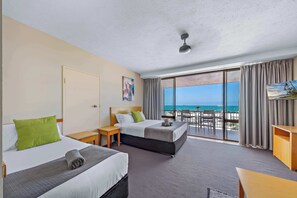 Tabla de planchar con plancha, wifi y ropa de cama 