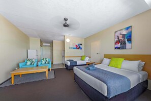 Iron/ironing board, WiFi, bed sheets - Ocean View 14A 2 Pools Spa WI-FI Views (Airlie Beach)