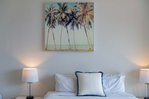 Tabla de planchar con plancha, wifi, ropa de cama
