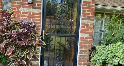 Pet Friendly - 6 mi from National Park, Blossom Music